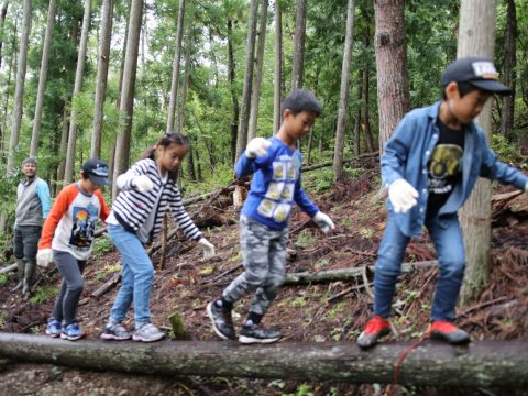 体幹ブレブレの子供達。心身ともに幹を育める外遊び＝遊学舎！